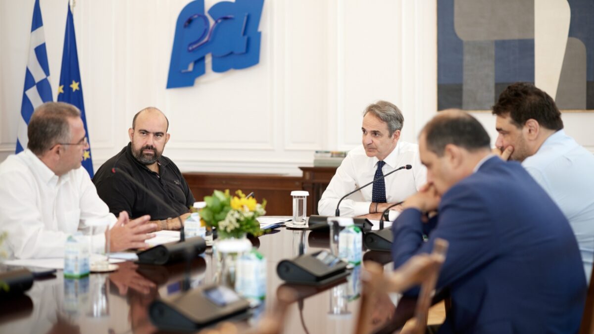 «Μοντέλο βόρειας Εύβοιας» για την στήριξη των Κυθήρων αποφασίστηκε στη συνάντηση του πρωθυπουργού με τον δήμαρχο του νησιού Στράτο Χαρχαλάκη