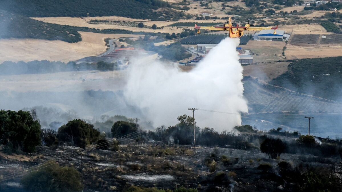 Μάχη με τις φλόγες στο Μονολίθι Πρέβεζας, ήχησε το 112 – Βελτιωμένη η εικόνα σε Άσσηρο Θεσσαλονίκης και Αγιά Λάρισας
