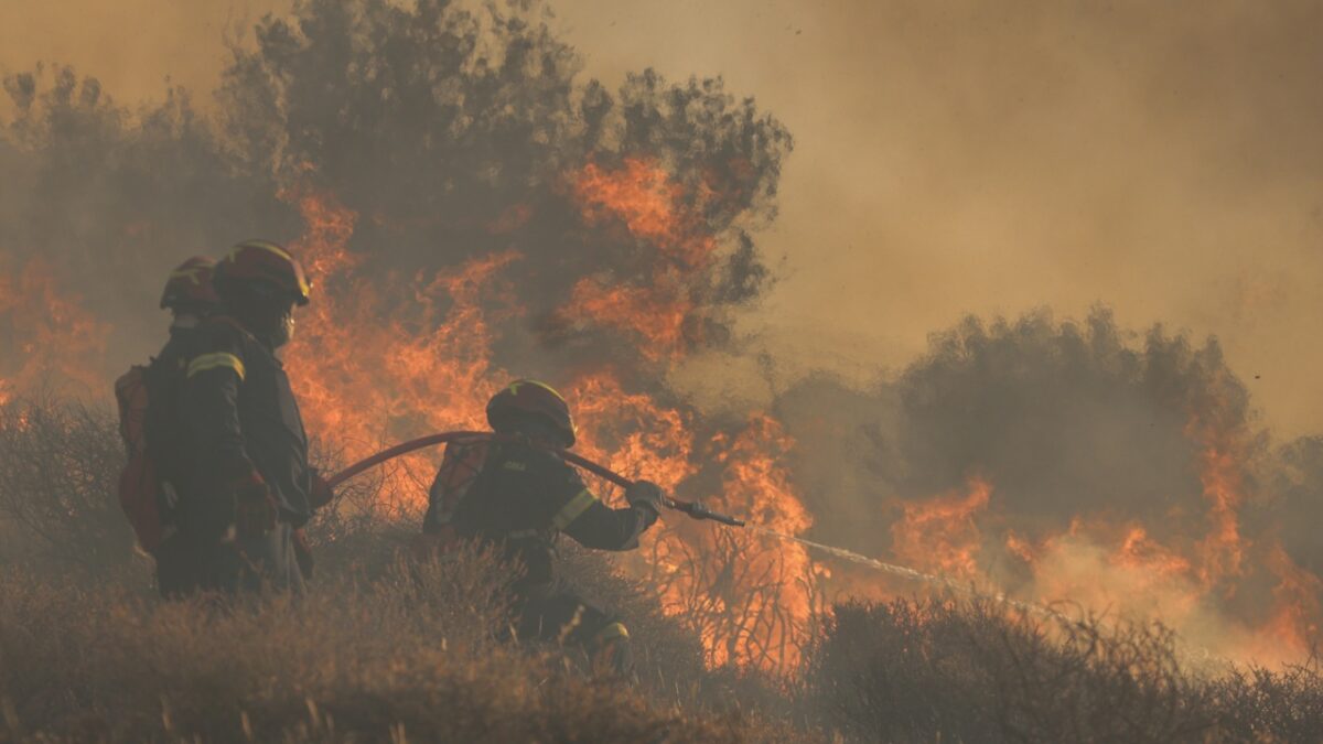 Η κατάσταση από τα μέτωπα των πυρκαγιών σε Ιεράπετρα, Βουρβουρού Χαλκιδικής, Ραφήνα Αττικής, Ακρωτήρι Χανίων και Αρχάγγελο Λακωνίας – Δύο συλλήψεις