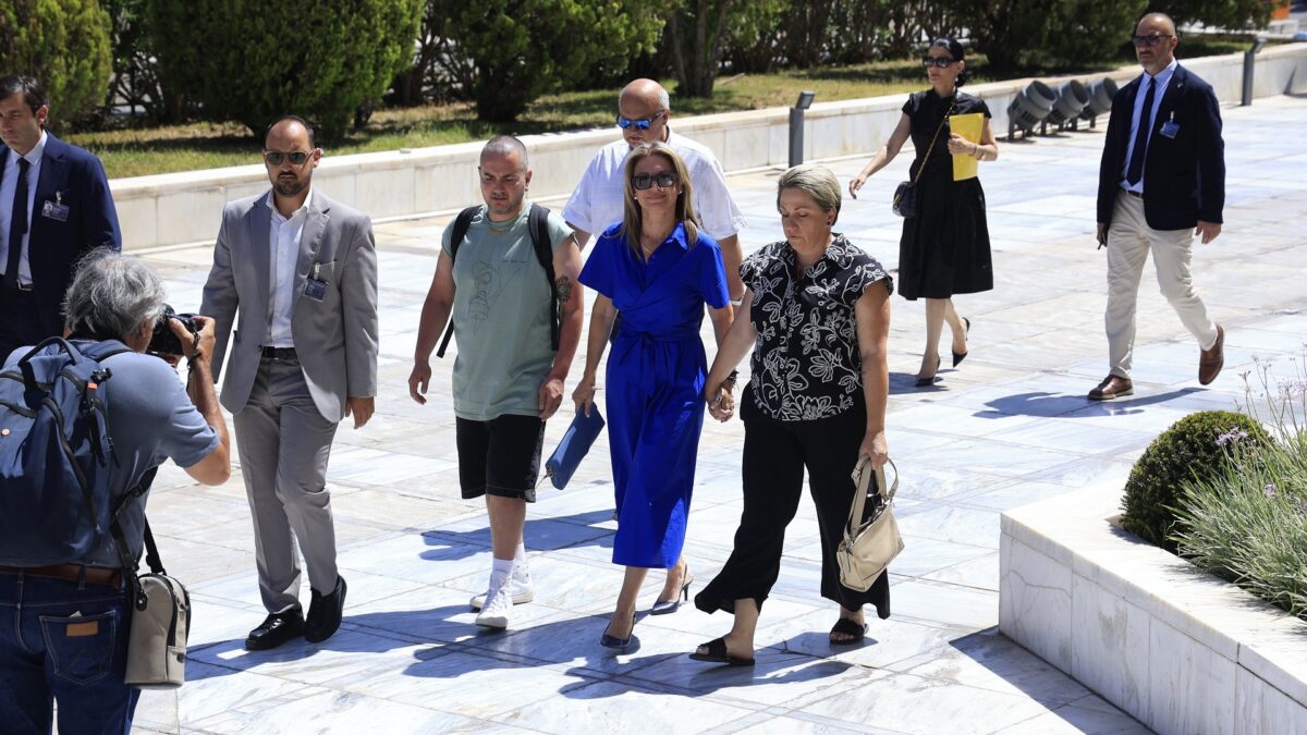 Στη Βουλή το 1,3 εκατ. υπογραφές που συγκέντρωσε η Καρυστιανού για την τραγωδία των Τεμπών: «Θέλουμε να σταματήσει η ατιμωρησία»