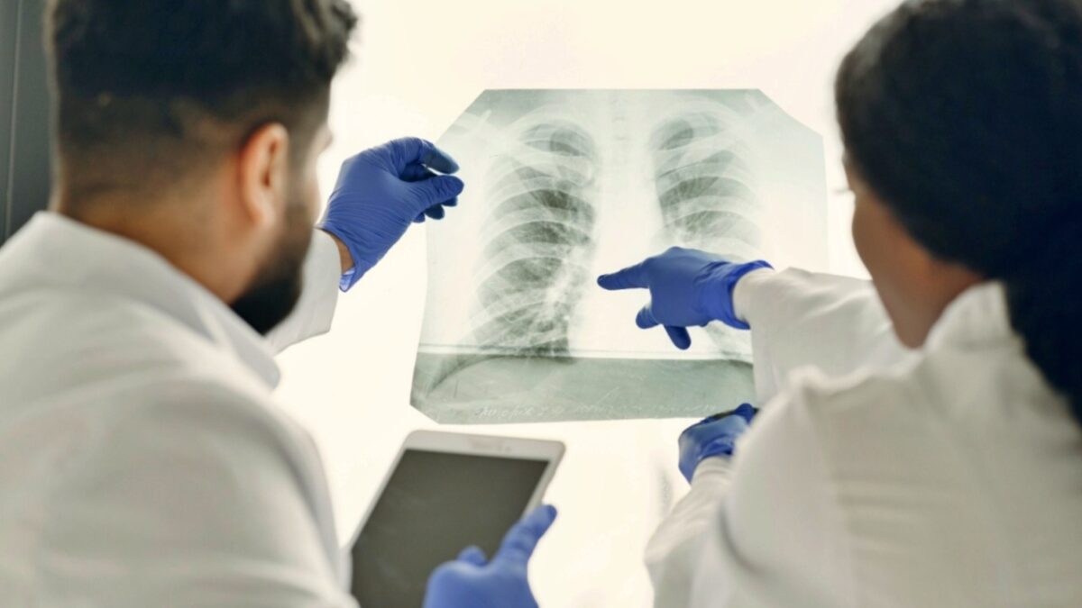 Η ατμοσφαιρική ρύπανση από μικροσωματίδια δεύτερη σημαντικότερη αιτία καρκίνου του πνεύμονα παγκοσμίως, μετά το κάπνισμα