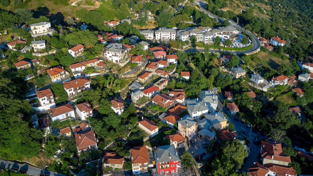 Κατατέθηκε στη Βουλή η τροπολογία του ΥΠΕΝ για τη δόμηση σε οικισμούς με λιγότερους από 2.000 κατοίκους – Τι προβλέπει