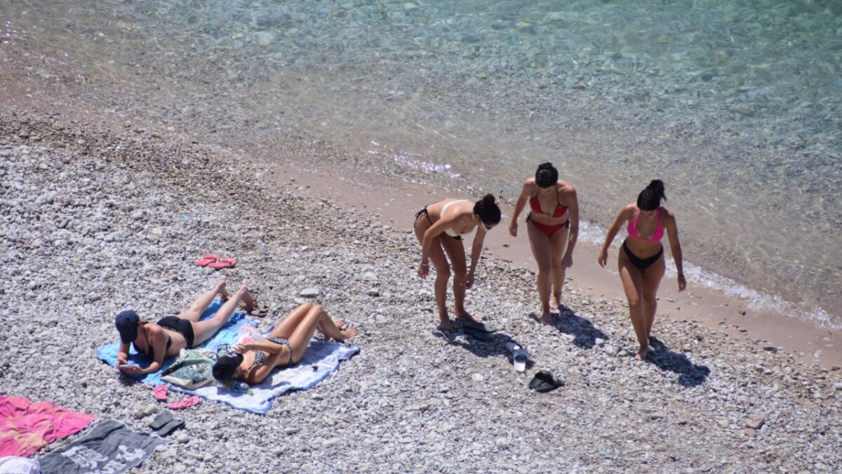 Στο κόκκινο ο υδράργυρος έως και την Τετάρτη – Νέο έκτακτο δελτίο της ΕΜΥ για τον καύσωνα