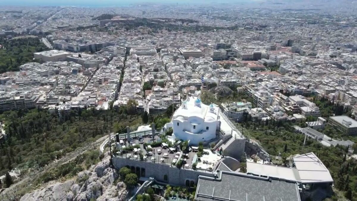 Σοβαρό ατύχημα στον Λυκαβηττό: Τουρίστας έπεσε στο κενό από τον Άη Γιώργη