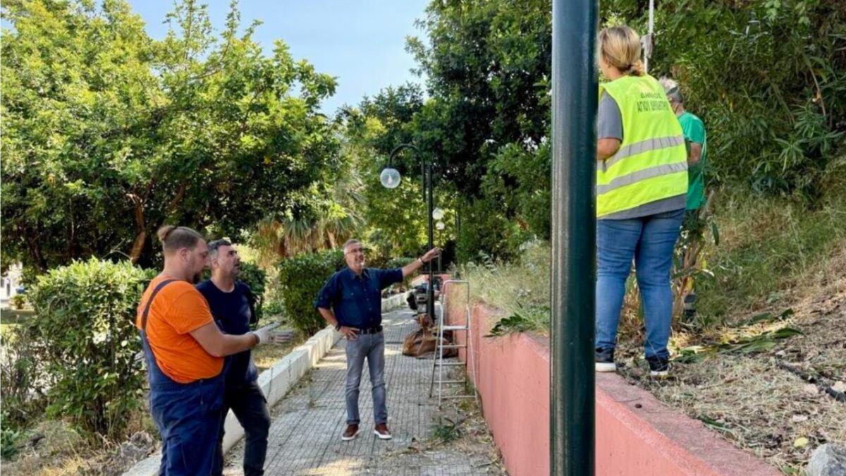 Επίσκεψη του δημάρχου Αγίου Δημητρίου σε σημεία που πραγματοποιούνται επιδιορθώσεις πεζοδρομίων, καθαρισμοί και αναβάθμιση χώρων πρασίνου