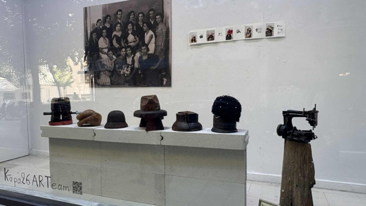 Καπέλα – φορείς μνήμης και νέας ζωής στις Βιτρίνες Τέχνης του ΟΤΕ – Δείτε φωτογραφίες