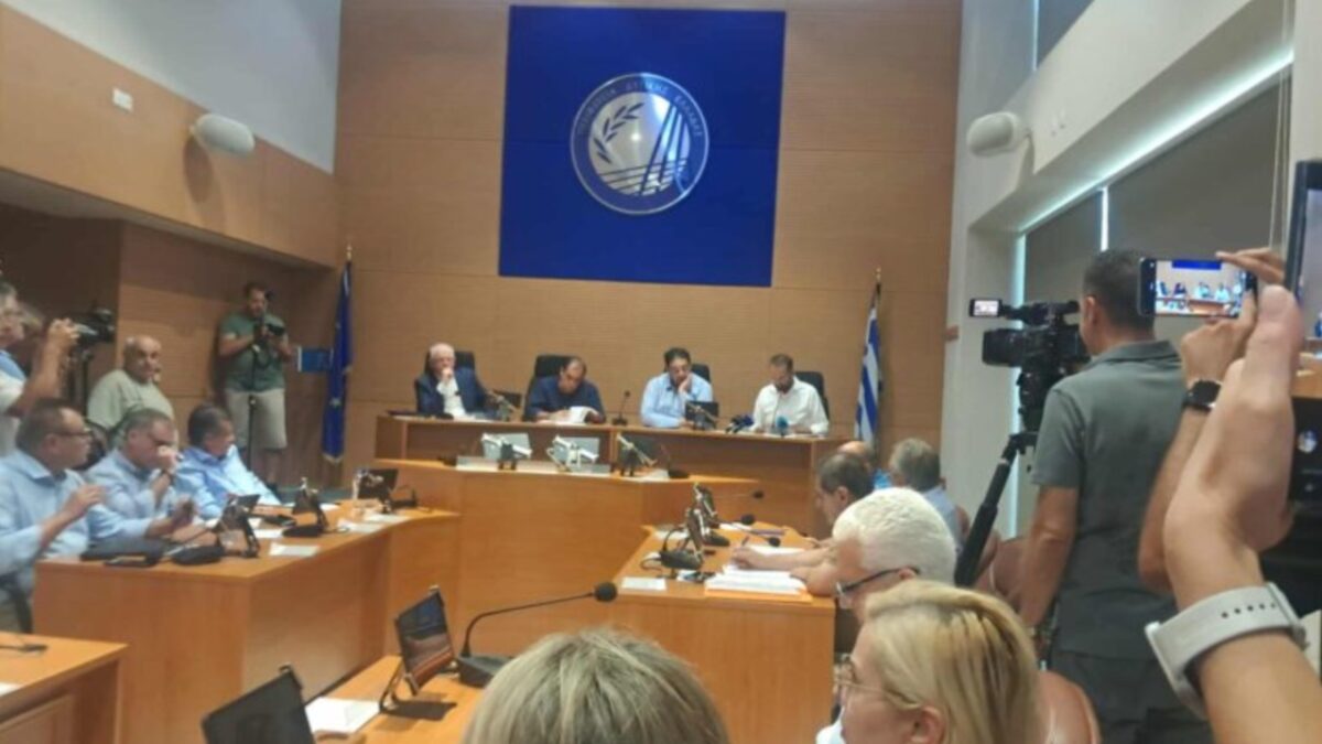 Σύσκεψη στην Περιφέρεια Δυτικής Ελλάδας – Άξονα πέντε δράσεων ανακοίνωσε ο υπουργός Εσωτερικών για την αποκατάσταση των πληγέντων από τις πυρκαγιές