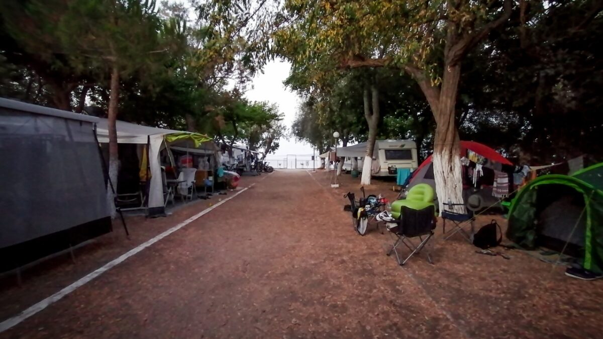 Παρά τις αναποδιές, τα κάμπινγκ… αντέχουν στην Ελλάδα – Ποιοι τα στηρίζουν, ποιο είναι φέτος το κόστος