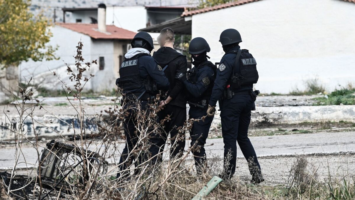 Χειροπέδες στο δεξί χέρι του περιβόητου «Έντικ» – Συνελήφθη στον Ασπρόπυργο