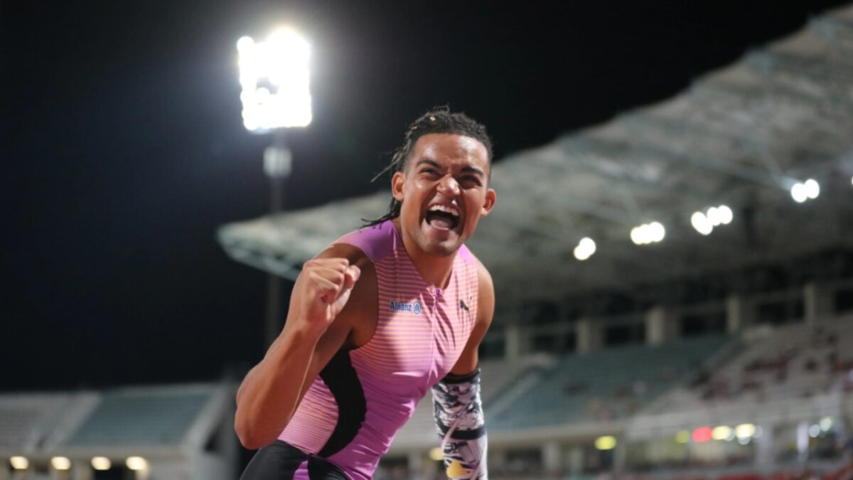 Πρώτος ο Καραλής με άλμα στα 6.02μ στο Diamond League της Λωζάνης – Έκανε τον γύρο του θριάμβου με την ελληνική σημαία και πήρε δώρο ένα ελβετικό τυρί