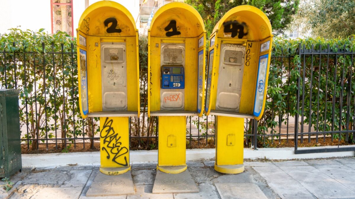 Απομάκρυνση των εγκαταλελειμμένων καρτοτηλεφώνων από τα πεζοδρόμια της Αθήνας