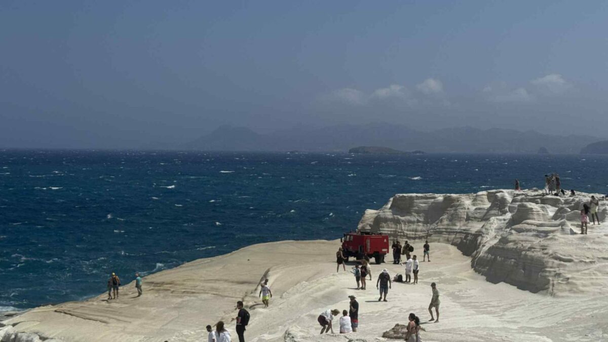 Δύο νεκροί από πνιγμό στο Σαρακήνικο της Μήλου: Ο αέρας παρέσυρε τη γυναίκα, βούτηξε ο άντρας να τη σώσει