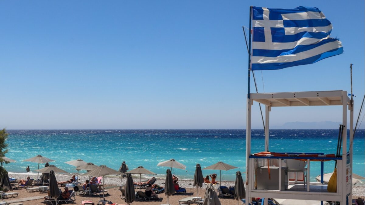 Guardian: «Ταϊλάνδη της Ευρώπης» η Ελλάδα – Οι ξένοι κάνουν ονειρεμένες διακοπές, αλλά οι ντόπιοι δεν μπορούν