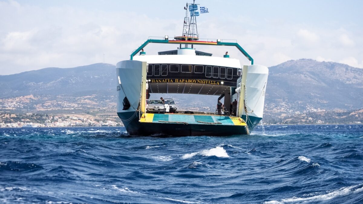 Ρήγμα 20 μέτρων βρήκαν οι δύτες στο πλοίο που προσάραξε σε ξέρα στα Νέα Στύρα – Το σχέδιο αποκόλλησης