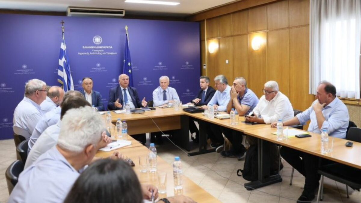 Σταθμούς απολύμανσης σε βασικές διόδους μετακίνησης ζώντων ζώων, περιλαμβάνει σχέδιο δέκα ημερών που συμφώνησαν ΥΠΑΑΤ-περιφερειάρχες