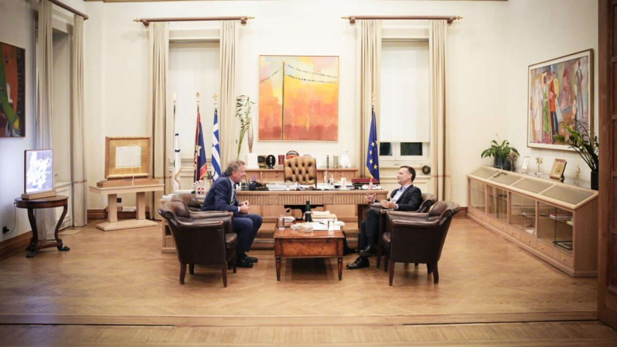Ο πρώην Δήμαρχος της Νέας Υόρκης, Bill de Blasio, καλεσμένος του Δημάρχου Αθηναίων, Χάρη Δούκα, στο Athens Democracy Forum 2025