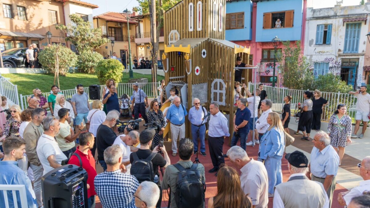 Παραδόθηκε από τον Δήμο Θεσσαλονίκης η νέα παιδική χαρά στην πλατεία Καλλιθέας στην Άνω Πόλη
