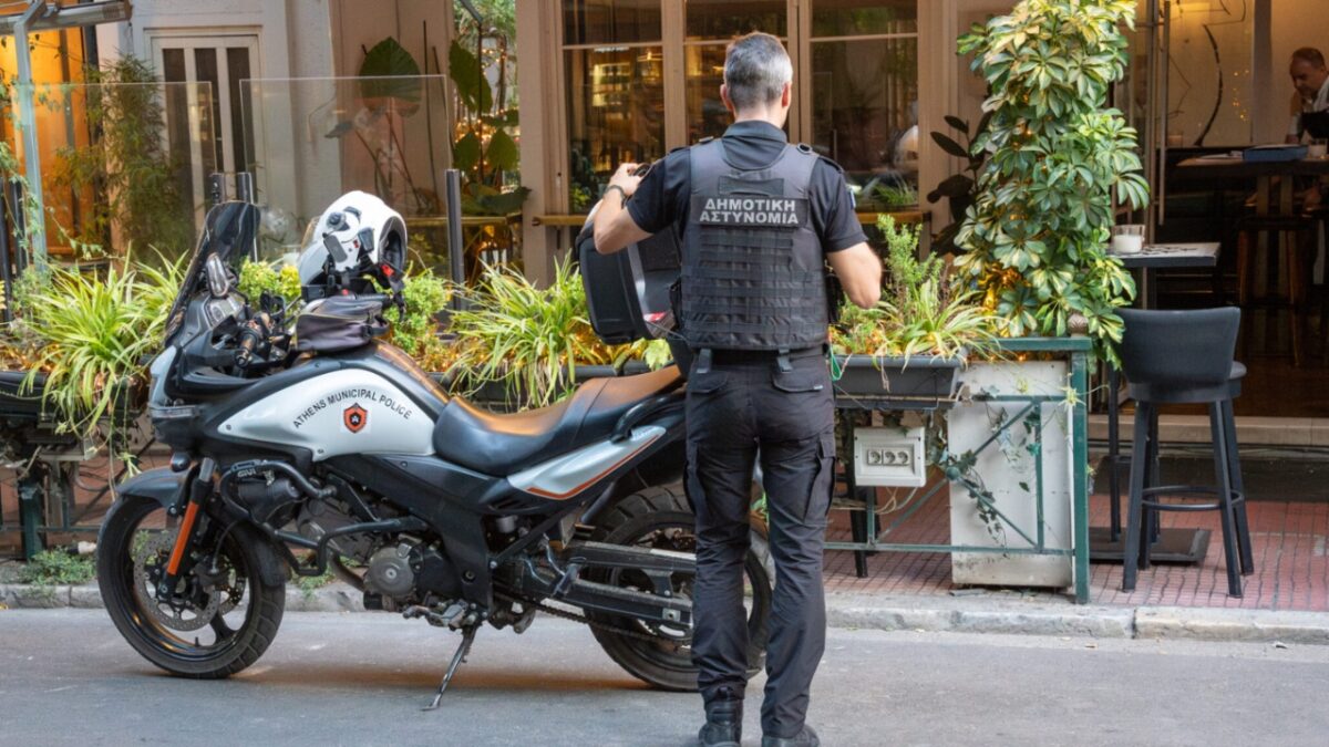 Σφραγίσεις από τον Δήμο Αθηναίων σε 38 καταστήματα για υπέρβαση κοινόχρηστου χώρου