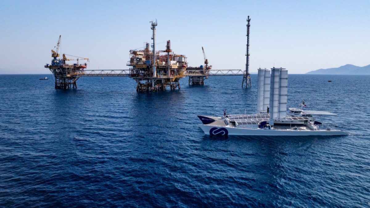 To πλοίο Energy Observer στον Πρίνο για την αποθήκευση διοξειδίου του άνθρακα