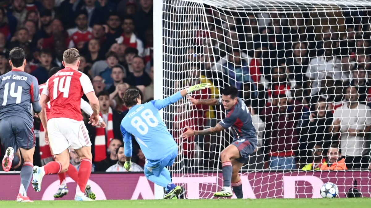 Champions League: Ο Ολυμπιακός πάλεψε στο Λονδίνο, όμως η ανώτερη Άρσεναλ με γκολ των Μαρτινέλι στο 12΄ και Σάκα στο 92΄ έκανε το 2Χ2 στη League Phase