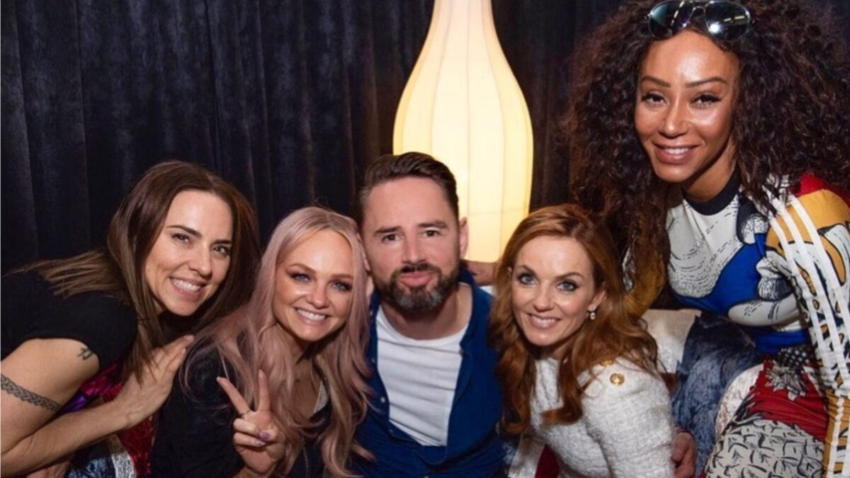 Οι Spice Girls απέτισαν φόρο τιμής στον χορογράφο Πολ Ρόμπερτς, ο οποίος πέθανε σε ηλικία 52 ετών