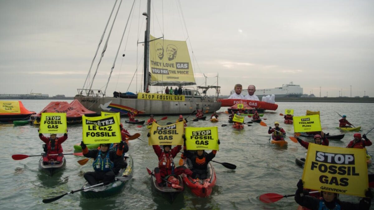 H δράση της Greenpeace στο Βέλγιο έκανε δύο τάνκερ μεταφοράς υγροποιημένου αερίου να αλλάξουν πορεία