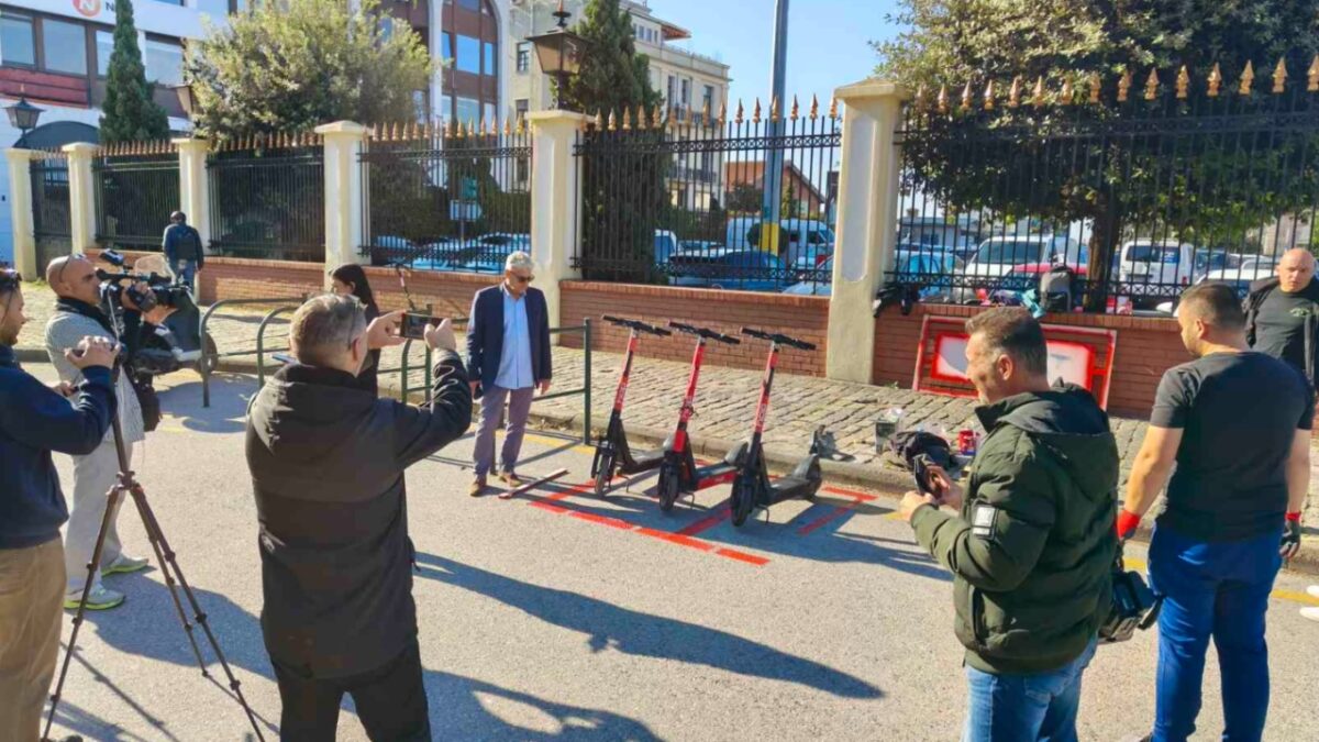 Οριοθετούνται με χρώμα οι 800 θέσεις στάθμευσης για τα πατίνια στον Δήμο Θεσσαλονίκης – Από 15/10 ξεκινούν τα πρόστιμα