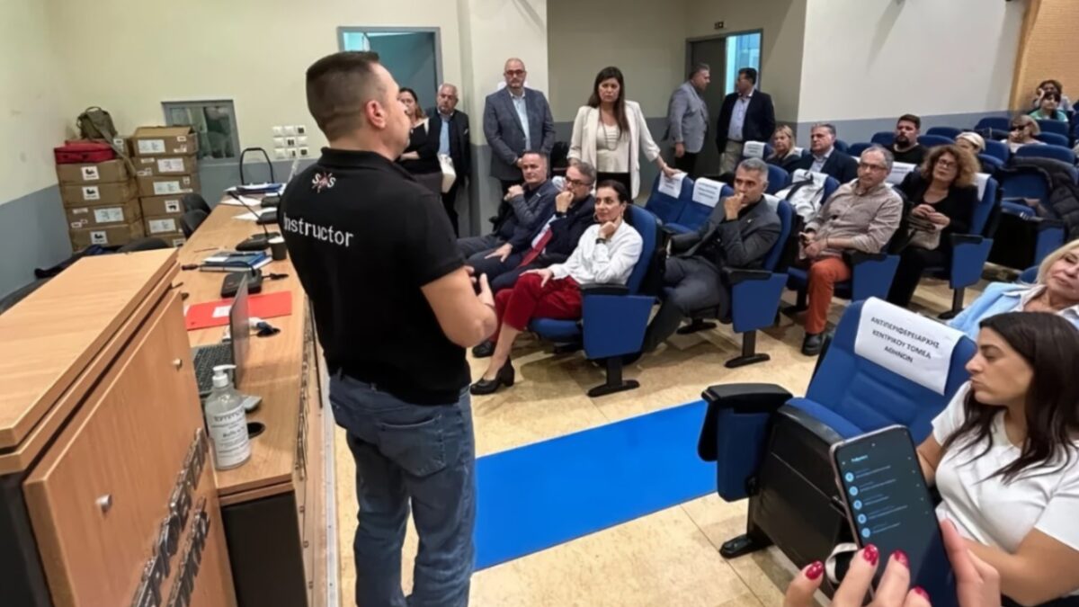 Παραλαβή και τοποθέτηση 20 απινιδωτών σε κτήρια της Περιφέρειας Αττικής με σεμινάρια πρώτων βοηθών