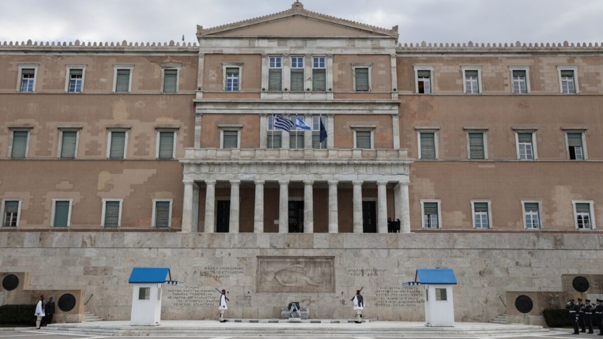 Μετωπική Δούκα – κυβέρνησης για τον Άγνωστο Στρατιώτη – Δεν θα επιτρέψουμε την υποβάθμισή του Μνημείου, λέει το ΥΠΕΘ – Έβγαλε τα συνεργεία καθαρισμού ο δήμος