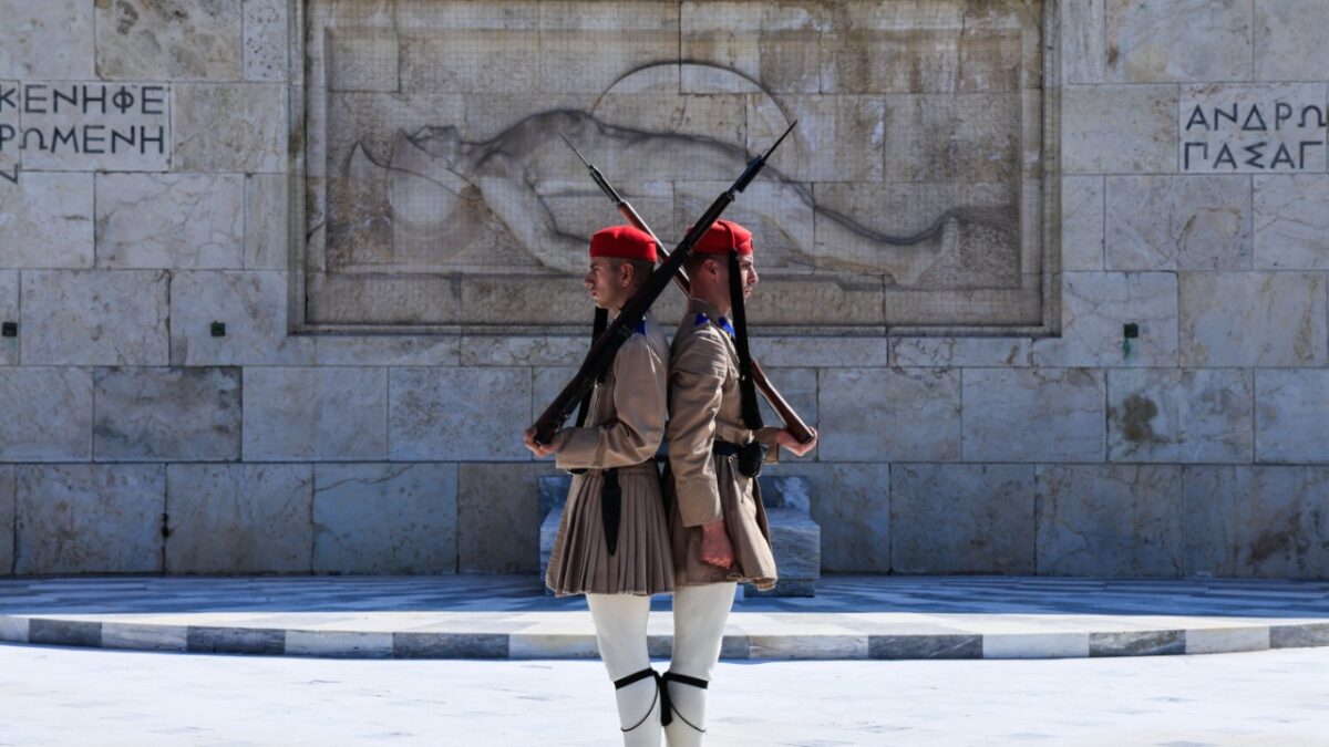 Ο αυταρχισμός της αδυναμίας και η σκιά της υποκρισίας