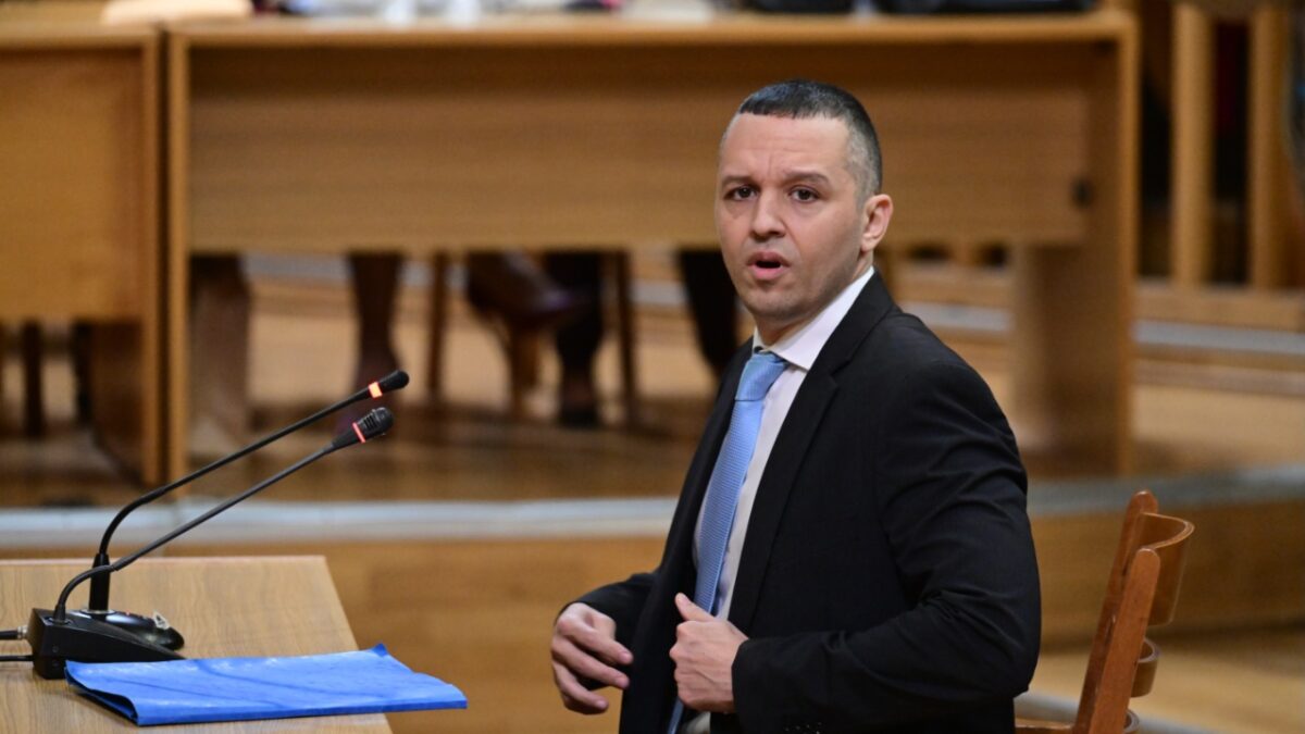 Δίκη Χρυσής Αυγής: «Η δολοφονία Φύσσα “δολοφόνησε” και τη Χρυσή Αυγή», είπε στην απολογία του ο Ηλίας Κασιδιάρης – Τι υποστήριξε ο Χρήστος Παππάς