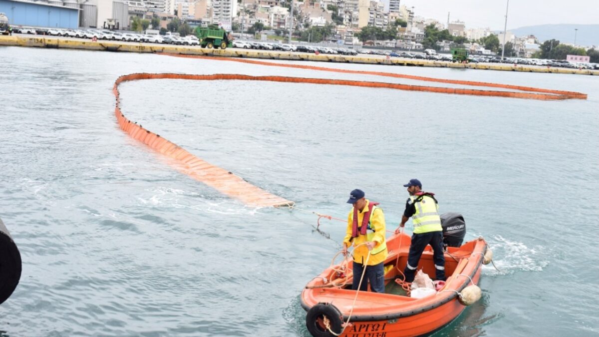 Θαλάσσια ρύπανση στον Πειραιά – Προανάκριση για τον εντοπισμό του υπαιτίου