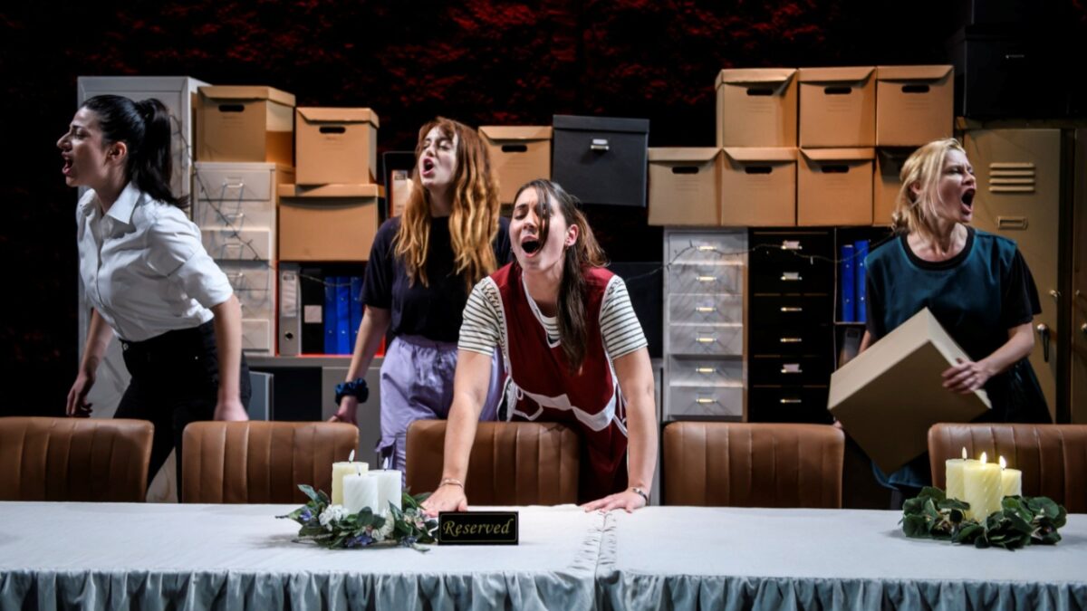 Αρμπάιτ στο θέατρο Σταθμός: Είδαμε την παράσταση των Γιώργου Παλούμπη και Αντώνη Τσιοτσόπουλου και σας μεταφέρουμε εντυπώσεις