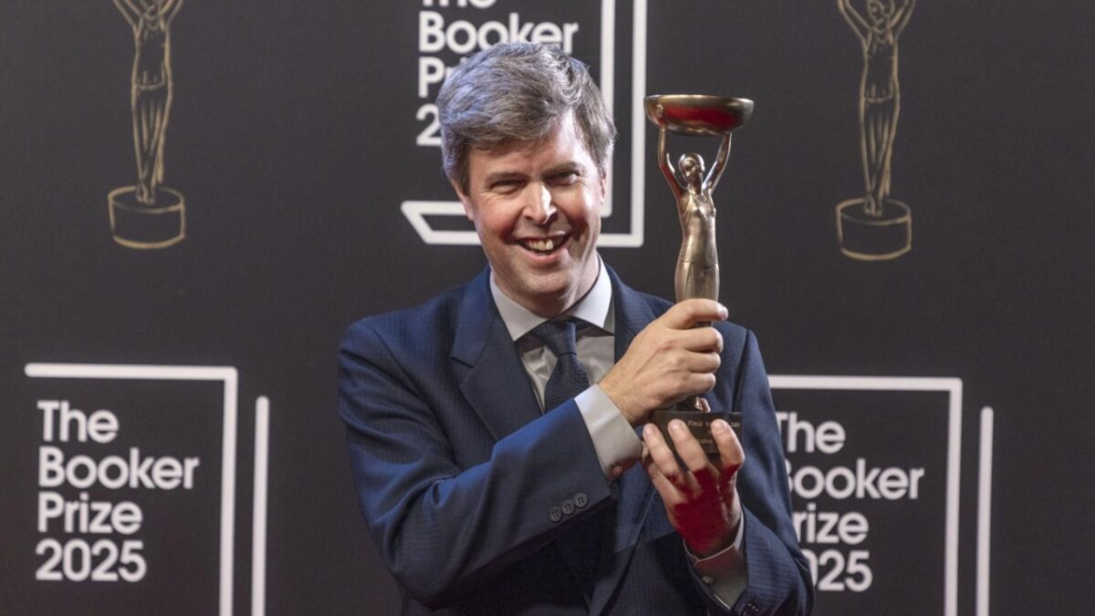 Ο Βρετανός-Ούγγρος συγγραφέας Ντέιβιντ Σάλαϊ κερδίζει το βραβείο Booker 2025