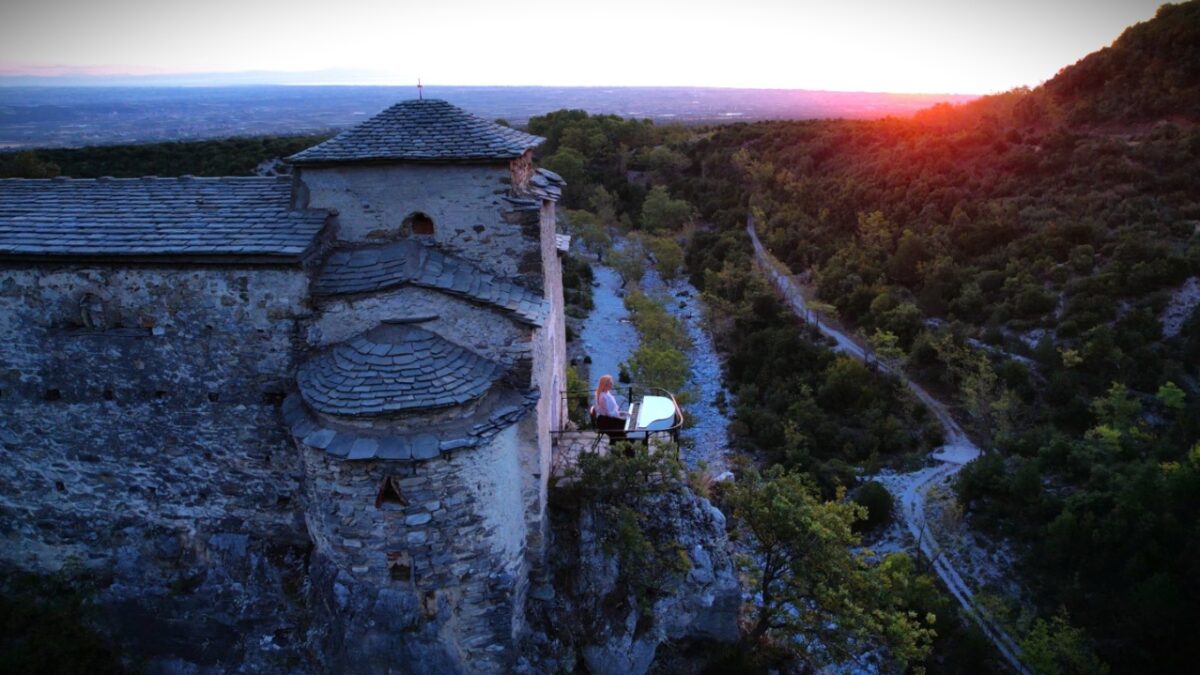 Μια μελωδία στην άκρη του γκρεμού – Στον Όλυμπο το «ιπτάμενο» πιάνο της Έλενας Ξυδιά – Δείτε βίντεο