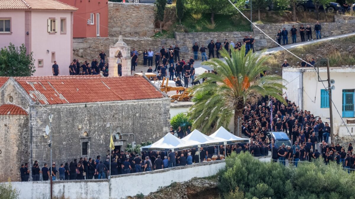Σε κλίμα οδύνης και κάτω από ισχυρές αστυνομικές δυνάμεις υπό τον φόβο βεντέτας πραγματοποιήθηκε η κηδεία του 39χρονου που σκοτώθηκε στα Βορίζια