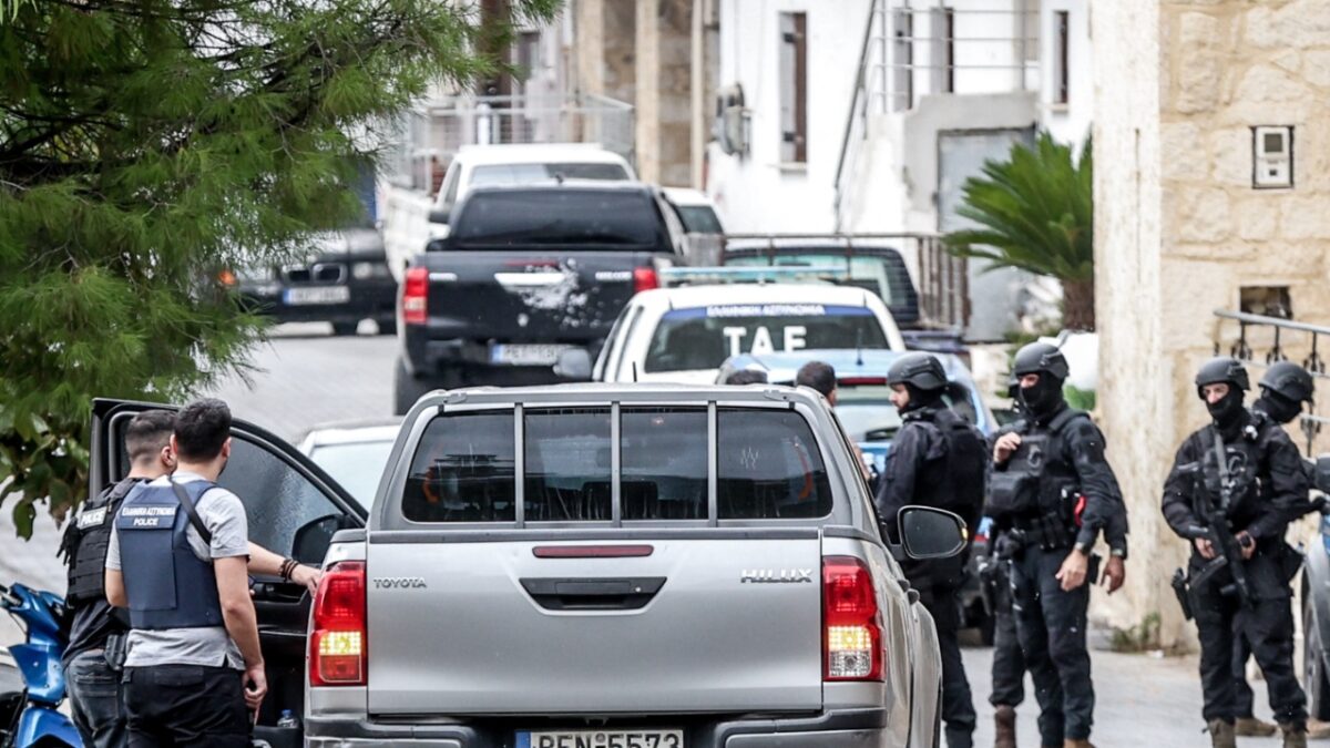 Βορίζια: Στον εισαγγελέα τα τρία αδέλφια που παραδόθηκαν – Από καλάσνικοφ ο θάνατος της 56χρονης