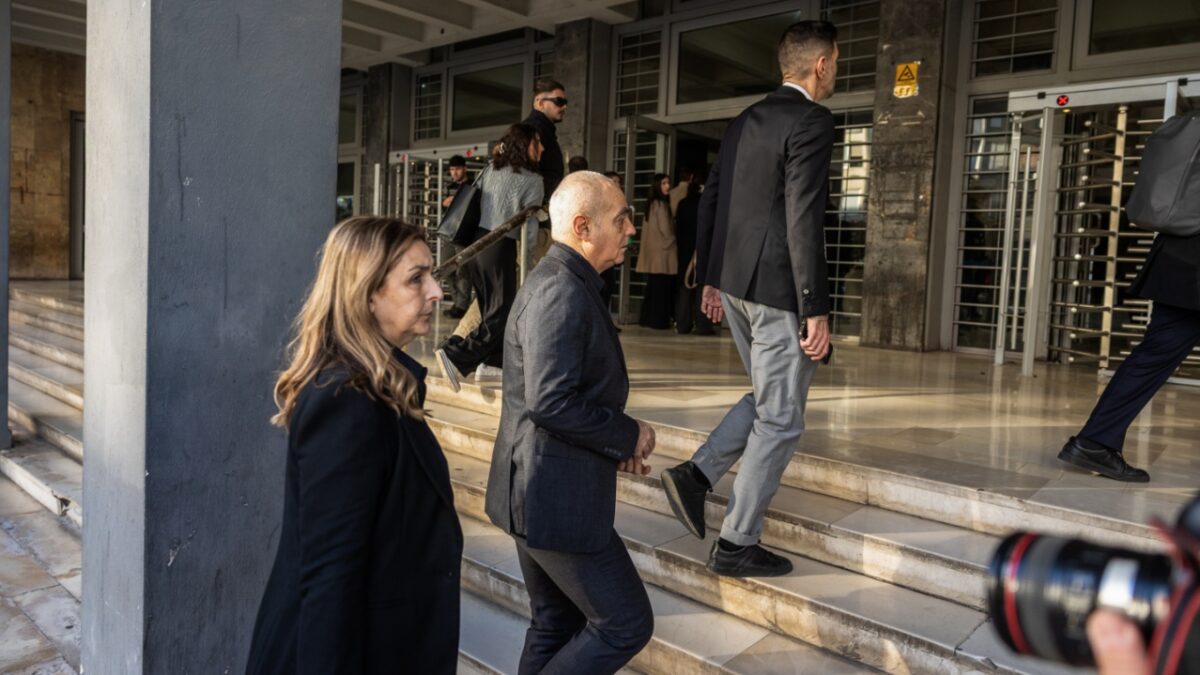 Αναβλήθηκε για τον Οκτώβριο του ΄26 η δίκη για τη δολοφονία του Καμπάνου – «Τα ισόβια τα πήρα εγώ», δήλωσε η μητέρα του Άλκη – Ένταση έξω από το Εφετείο