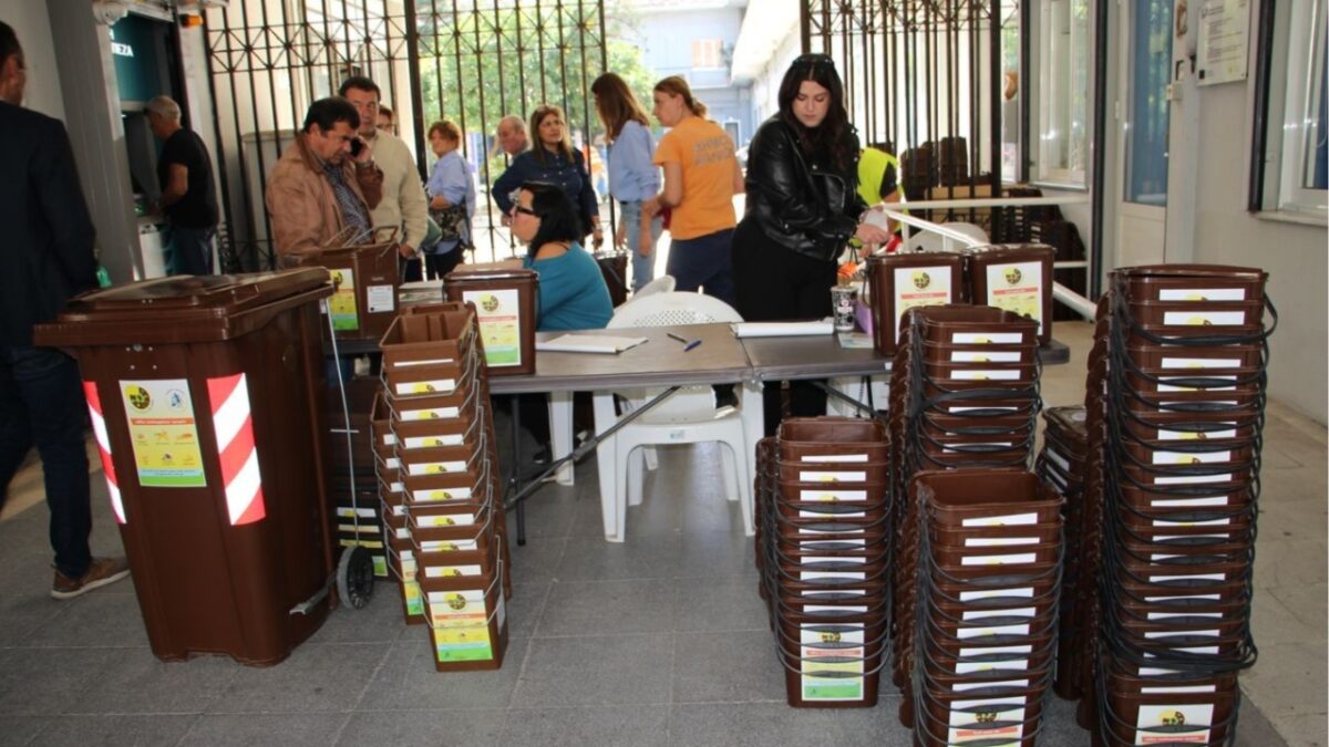 Δήμος Χανίων: Νέα εποχή για τη διαχείριση των βιοαποβλήτων στον Δήμο με διανομή καφέ κάδων στα νοικοκυριά