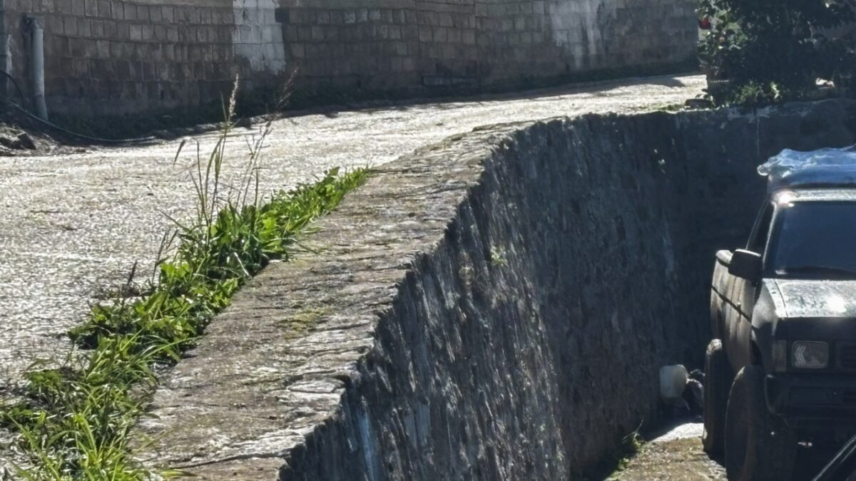 Συνελήφθη 25χρονος για τον θανάσιμο τραυματισμό του νηπίου – Έπεσαν και οι δύο από μαντρότοιχο ύψους περίπου δύο μέτρων στη Δυτική Αχαΐα