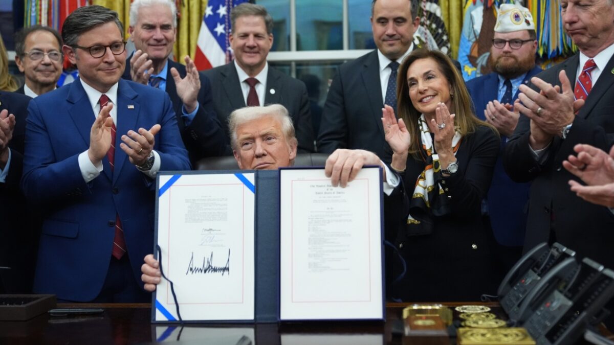 Ο Τραμπ υπέγραψε νόμο που τερματίζει το μεγαλύτερο shutdown στην ιστορία των ΗΠΑ – Τι προβλέπει